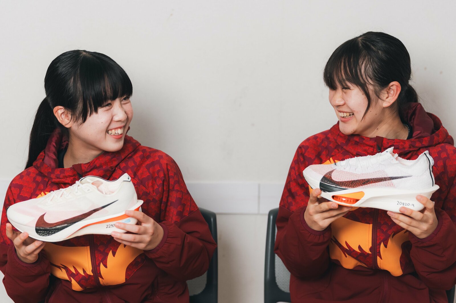 村岡はヴェイパーフライ、近藤はアルファフライを愛用する photograph by NIKE