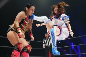 【レジェンドも絶賛】「筋肉がカチッと…こんな選手いたんだ」里村明衣子はなぜ荒井優希を“ベタ褒め”したのか？ SKE48卒業後はプロレスに専念…26歳“脱アイドル”の覚悟