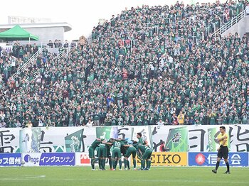 松本山雅のサッカーは、魂に来る。J1昇格プレーオフの雰囲気やいかに。＜Number Web＞ photograph by J.LEAGUE PHOTOS