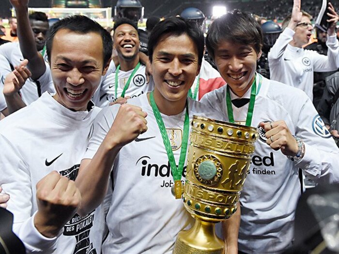 なぜ長谷部誠は37歳でもブンデスの一線級で戦える肉体なのか　7年間ケアする鍼灸師が語る「自然体」のスゴさ＜Number Web＞ photograph by Itaru Chiba/AFLO