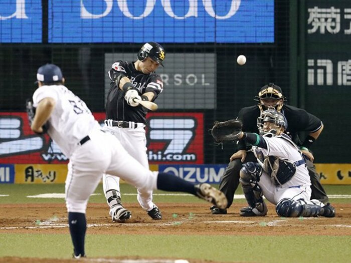 ホークスの“笑わない男”長谷川勇也。年俸減も「技術が僕を守ってくれた」。＜Number Web＞ photograph by Kyodo News