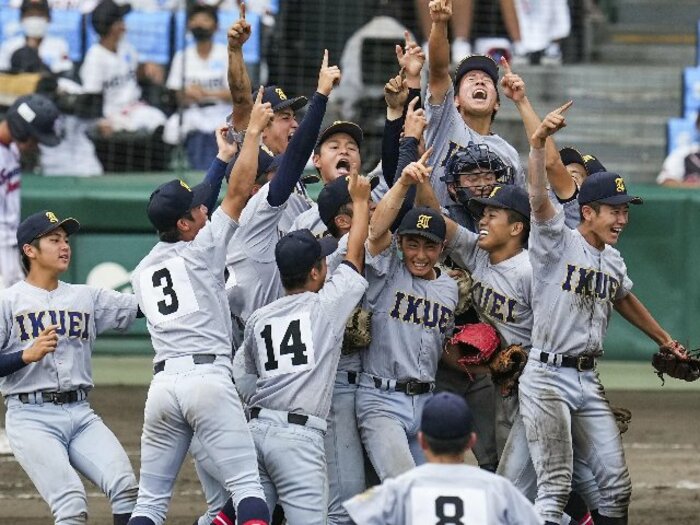 「すぐに学校にクレームが来る時代です…」仙台育英・須江監督と雑談「高校生って、ワチャワチャしたい」　話して気づいた“意外な勝因”＜Number Web＞ photograph by KYODO