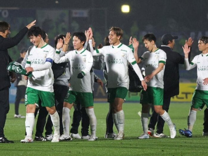 “初昇格でJ1首位”FC町田ゼルビアと東京ヴェルディの哲学はどう違う? 16年ぶりJ1勝利の夜に城福浩監督が「やり方を変えない」と断言した理由<Number Web> photograph by JIJI PRESS
