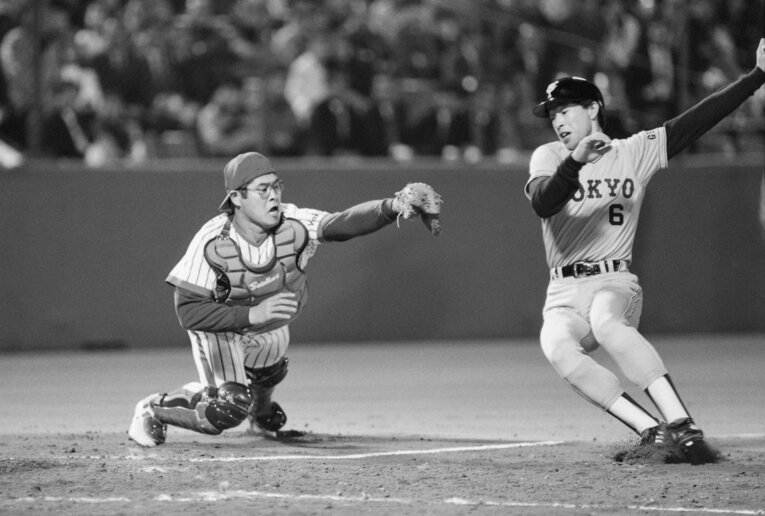 80年代に入って正捕手の座をつかんだ八重樫幸雄。巨人の篠塚利夫を本塁でアウトにする　©JIJI PRESS