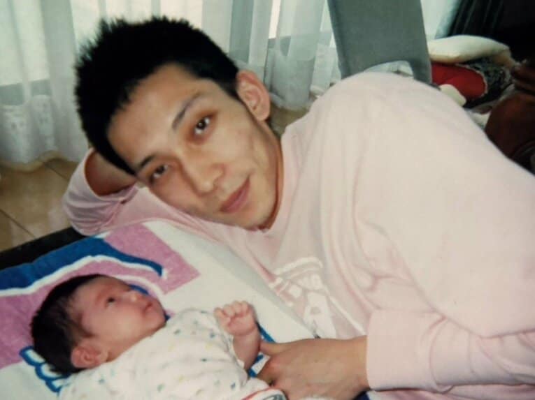 2007年春、生まれたばかりの息子と（妻・小由樹さん提供）