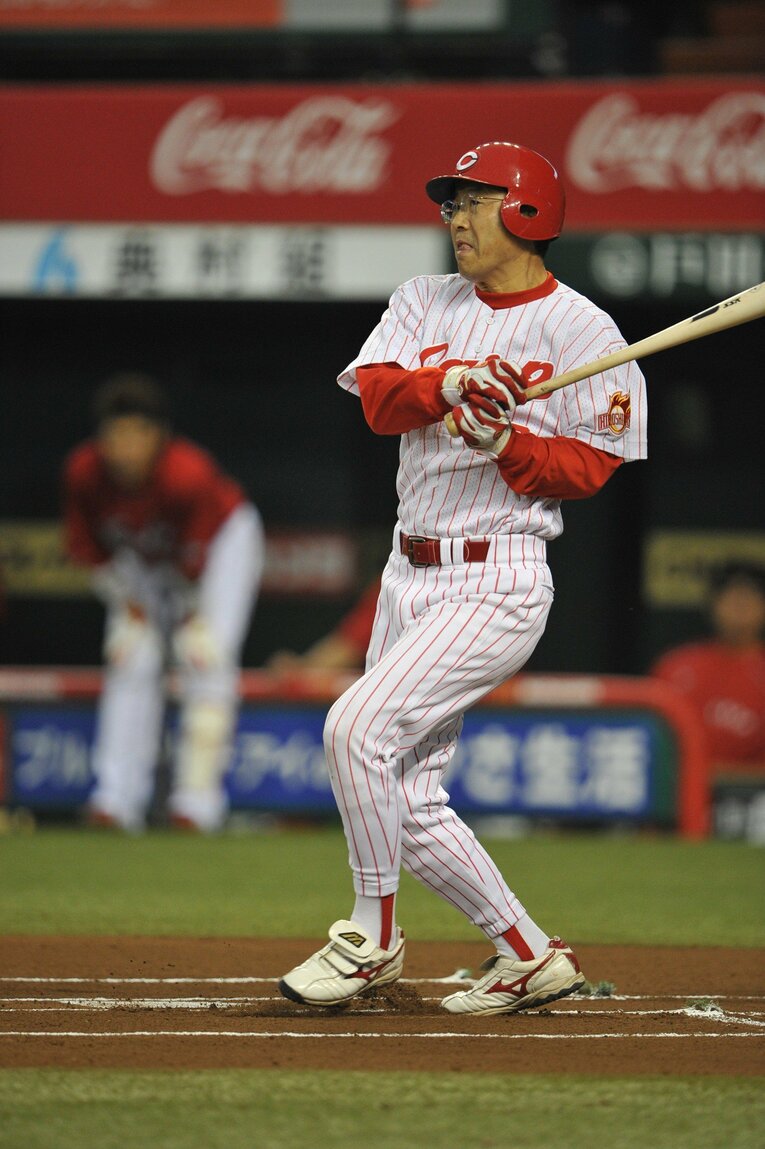 2011年の交流戦。西武VSカープの始球式で登場した達川光男　　©BUNGEISHUNJU