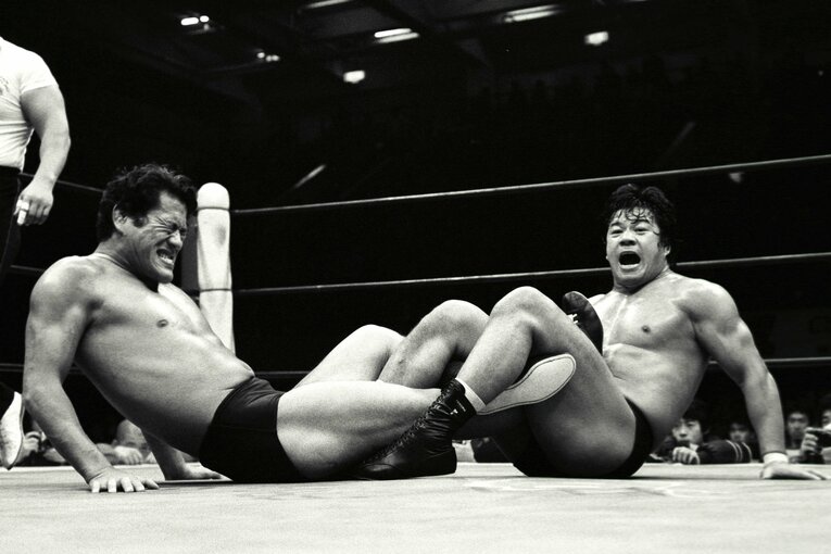 アントニオ猪木に足4の字固めをかける藤波辰巳　©Essei Hara