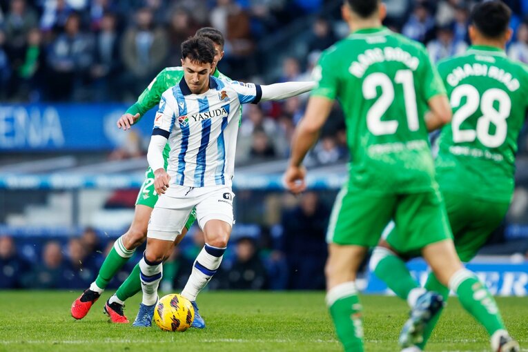 スビメンディのシュートは惜しくもポストを叩いた　©Daisuke Nakashima