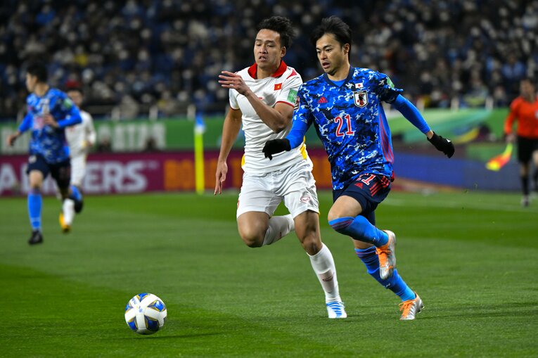 前半は三笘薫の個人技による突破が主な攻め筋となっていた　©Takuya Sugiyama/JMPA