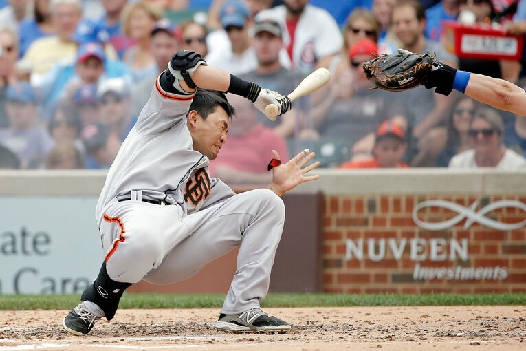 ジェイク・アリエッタから頭部死球を受けた青木【2枚目／全3枚】　©Getty Images