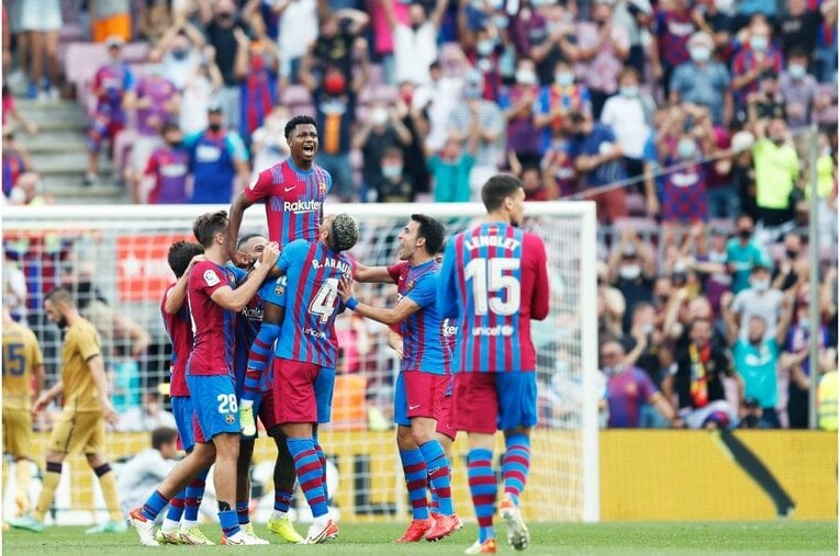 「PSGメッシ」の初得点と“FKの壁で寝転び”、ネイマールとの友情を撮った… 18歳のバルサ新10番ファティも復活〈激写〉(15)