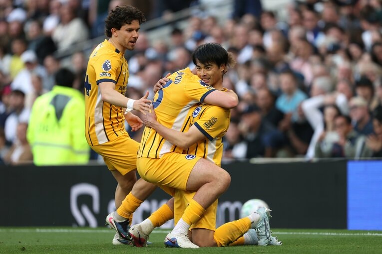 トッテナム戦での三笘薫のスーパーゴール【5枚目／全5枚】。MFヒンシェルウッドが思わずハグ　©AFLO