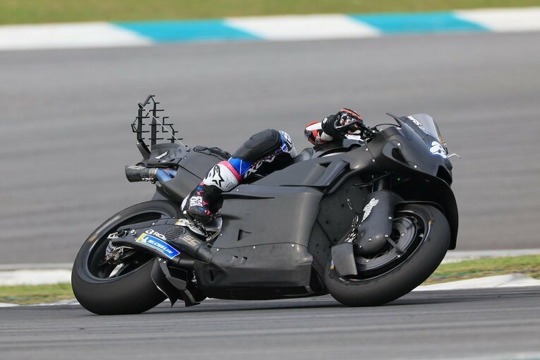 アプリリアのミゲール・オリベイラは、F1でも使われる気流を感知するセンサーを搭載してのテスト走行　©Satoshi Endo