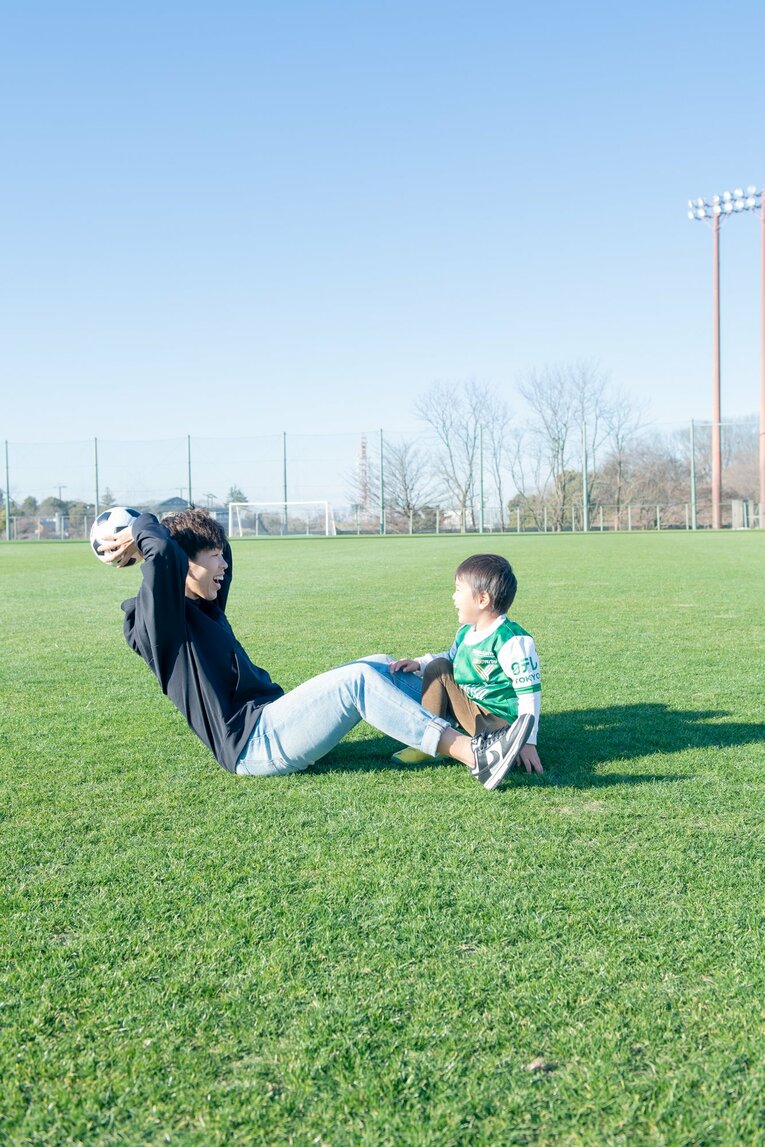 岩清水梓と愛息の“サッカー外遊び”（全9枚中の4枚目）　©Miki Sano