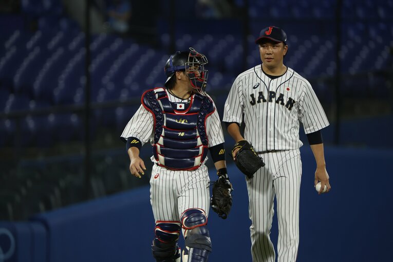 捕手の甲斐と打ち合わせをする大野　©️Getty Images