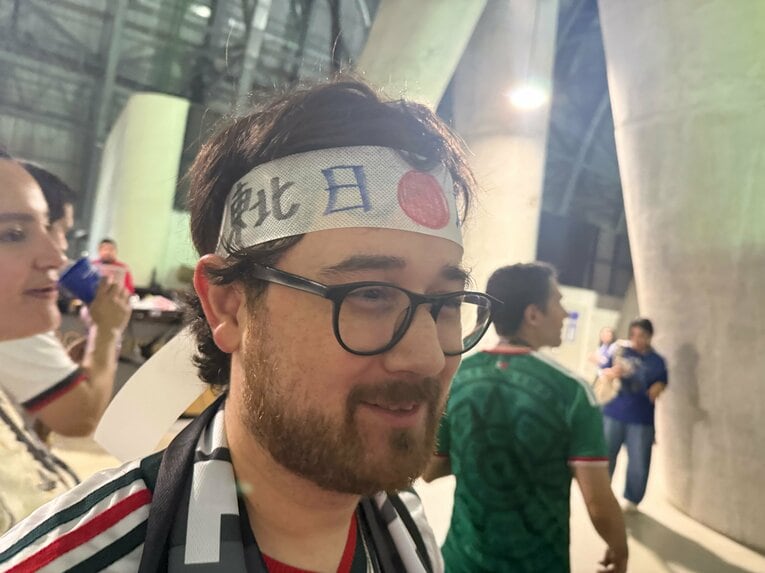 こんなにいっぱい……チュニジア戦、日本を熱烈応援していた外国人ファン（写真は右に続きます）　©Yusuke Mimura