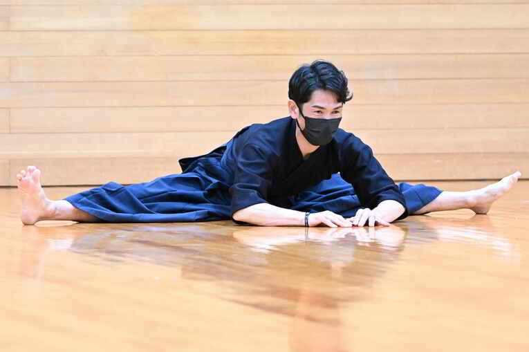 稽古前の準備運動　©Keiji Ishikawa