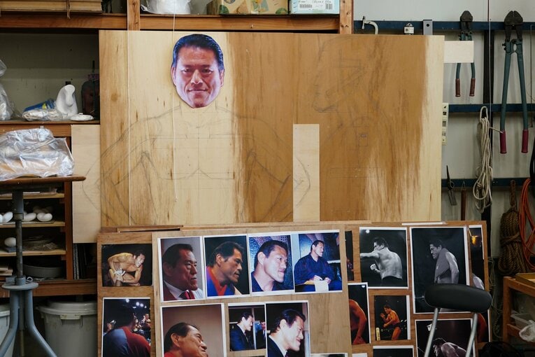 ベニヤ板に描かれた猪木像のプラン