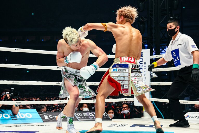 那須川天心が武尊からダウンを奪ったカウンターの左フック（連続写真）　©THE MATCH 2022/Susumu Nagao