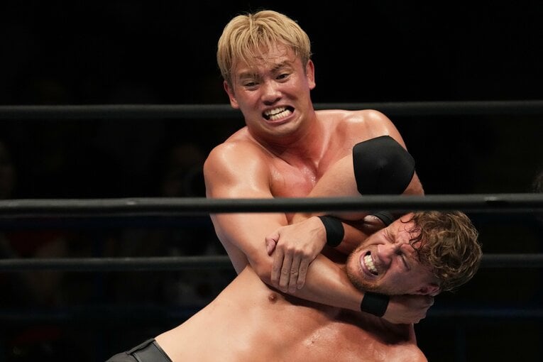 執拗にコブラクラッチでオスプレイを絞め上げるオカダ