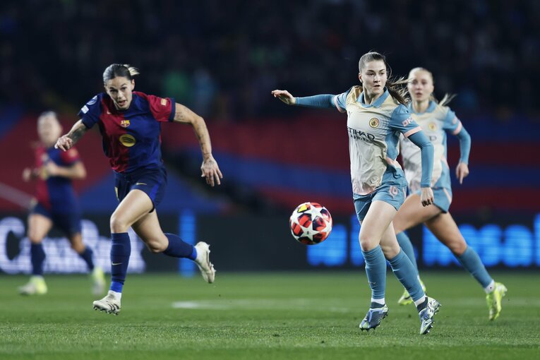 「ユイさん、大好きです」“マンCを熟知”なでしこ新監督ニールセンが就任会見で評価も…長谷川唯と藤野あおばがバルサ戦完敗で見せた素顔(14)