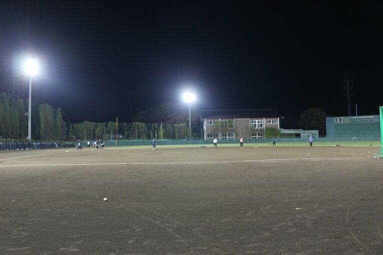 しっかりとしたナイター設備の中で練習する部員たち　©NumberWeb