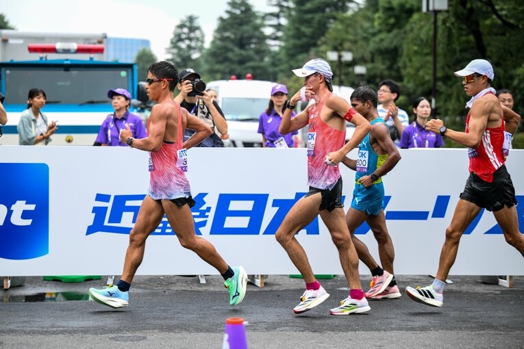 レース中は各選手とも氷で口元を冷やすなどの対策をしていたようだが…　©Nanae Suzuki