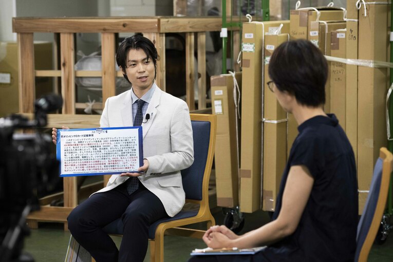 学芸員に考えを提示する町田　©Asami Enomoto