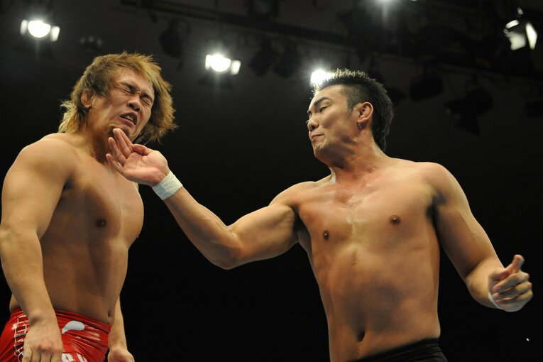 内藤哲也に張り手を見舞う岡田かずちか　©Essei Hara