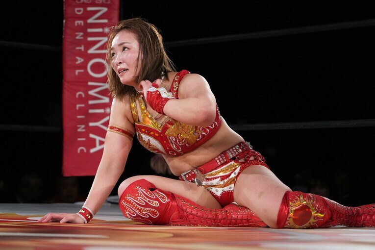 悔しさの中、里村明衣子を見上げるSareee　©Essei Hara