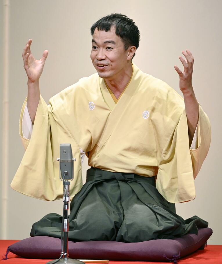 高座に座る立川吉笑（2022年撮影）　©︎KYODO