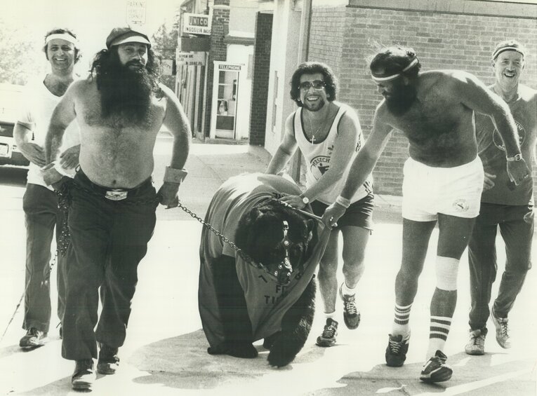 1978年、レスリング・ベアがチャリティマラソンに参加する様子（カナダで撮影）　©Getty Images