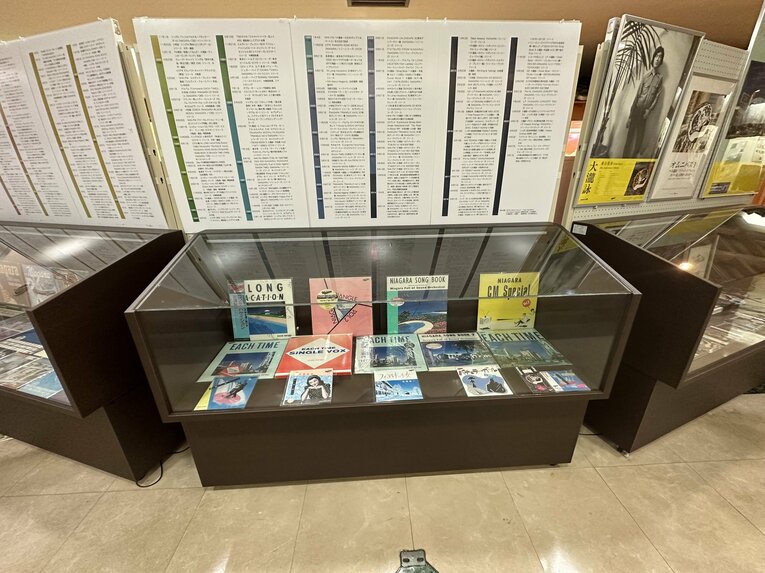 水沢江刺駅構内にて。大瀧さんのヒットアルバム「ロンバケ」などのレコード、サイン、ポスターなどが非常に詳細な年譜とともに展示してある 