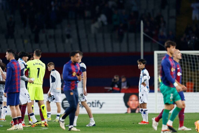 試合後の挨拶では、仲間からやや離れた位置で　©Daisuke Nakashima