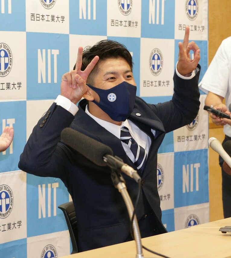 西武、広島、巨人、ヤクルトの4球団が競合。事前指名していた西武が「交渉権確定」のくじを引き当てた西日本工業大・隅田知一郎投手（22歳）　©Sankei Shimbun