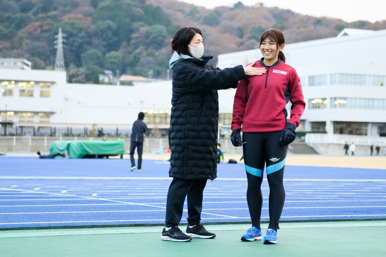 兒玉を指導する信岡コーチ　©Asami Enomoto