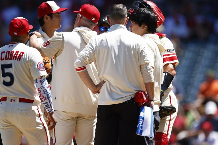 2回途中、マウンド上で言葉を交わす大谷とネビン監督、水原通訳ら　©︎Getty Images