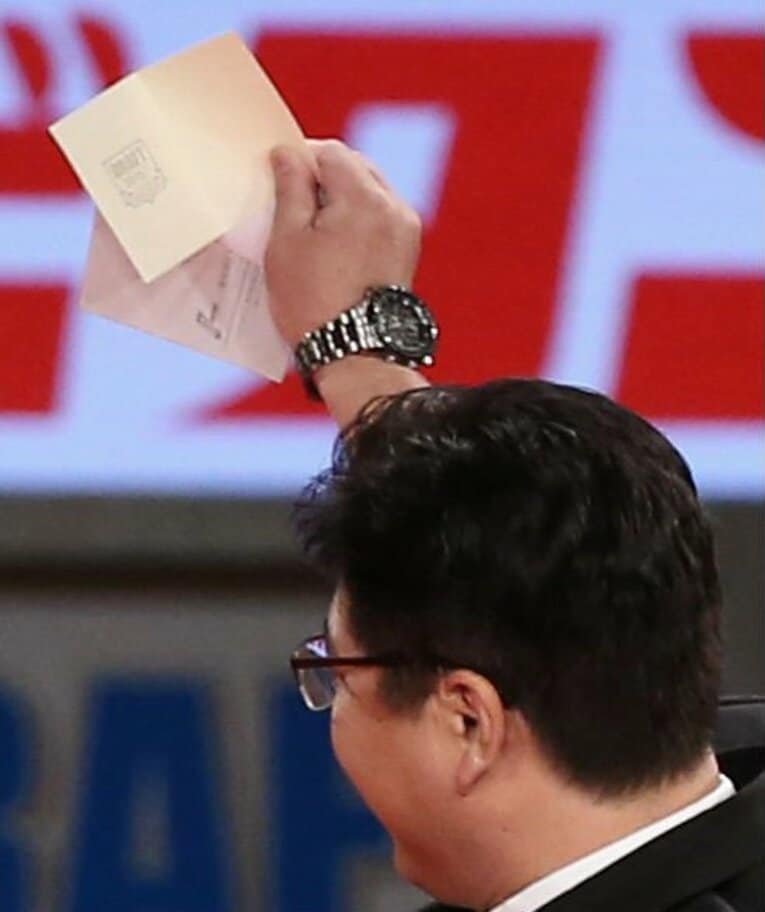 真中が掲げた手で握りしめていたクジには「交渉権獲得」の文字がなかった　©JIJI PRESS