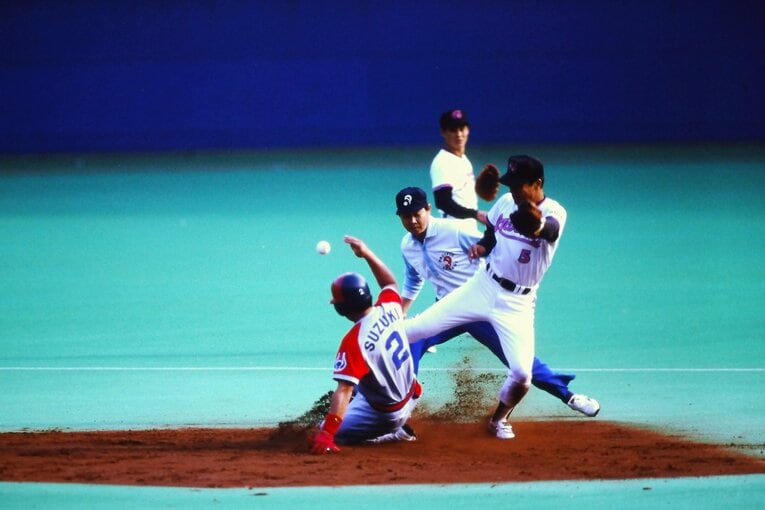 長打力が売りの鈴木貴久（背番号2）だったが実は守備を含めた運動能力で一目置かれていた　©Kazuaki Nishiyama