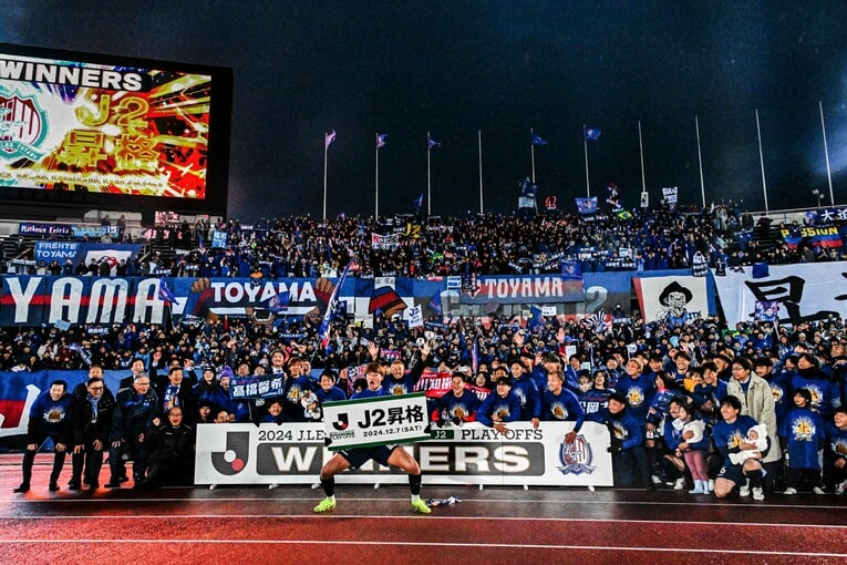 11年ぶりのJ2昇格を決め、喜びを爆発させるカターレ富山の選手、スタッフ、サポーター　©Tetsuichi Utsunomiya