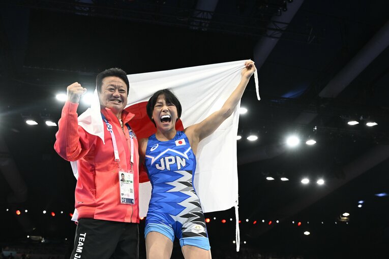 日の丸を掲げる藤波朱理と父・俊一さん　©Asami Enomoto/JMPA