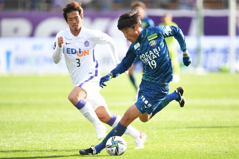 広島戦でボールを運ぶ垣田裕暉。昨季はJ2で17得点をあげ、徳島の優勝に大きく貢献した