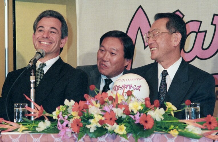 1994年秋、新体制発表の会見にて　©KYODO