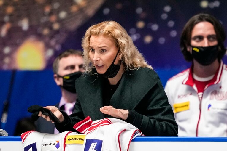 NHK杯の公開練習で選手を指導するエテリ©Getty Images