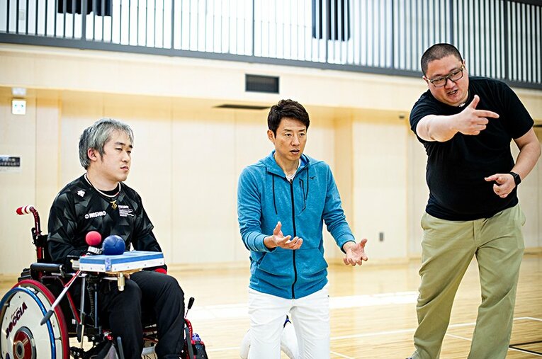 いよいよ廣瀬さんと修造さんの対戦が始まった。アナリストの渋谷さんが、修造さんの味方につき、ボールをどこに投げるべきかをアドバイスしてくれるが……。 ／ photograph by Yuki Suenaga