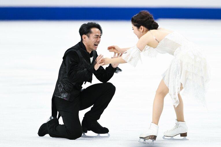 フリーダンスの演技直後、感情を発露させる高橋に村元が近づく　©Asami Enomoto