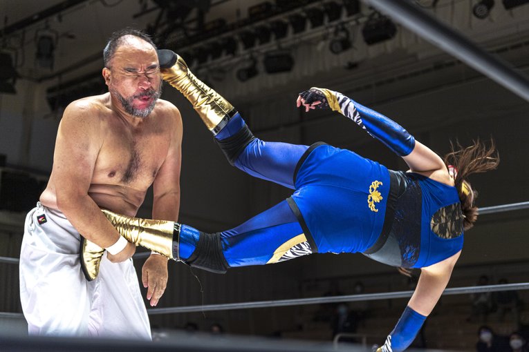 越中にカウンターの顔面キックを決めた場面