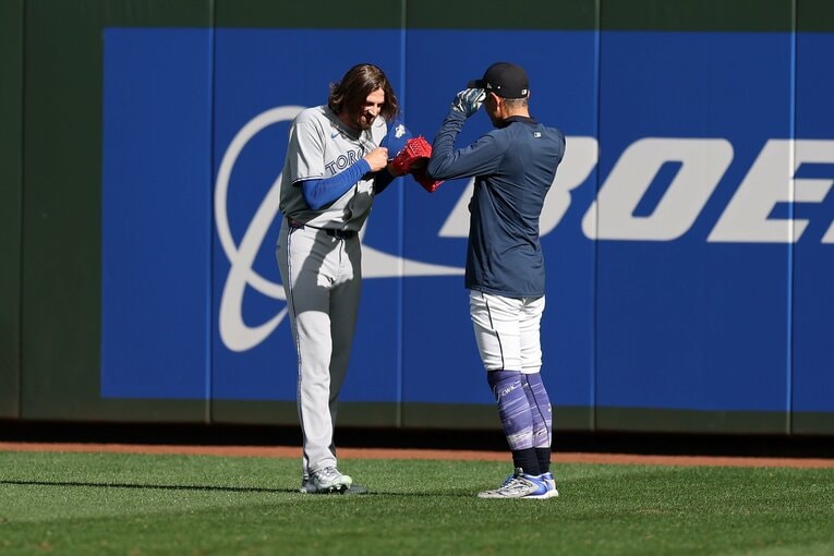 「憧れの選手」であるイチローさんに挨拶するケビン・ガウスマン　©︎Steph Chambers/Getty Images