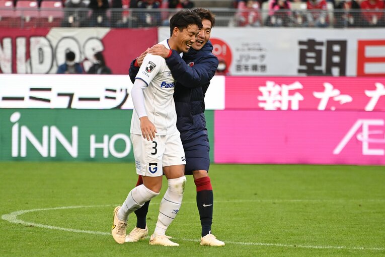 かつて共にプレーした鹿島の三竿健斗に祝福される昌子源