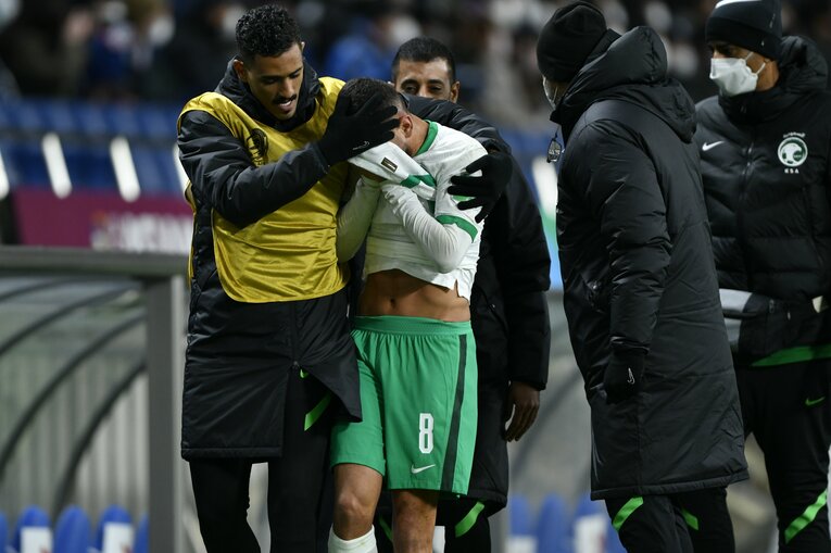 サウジアラビアにとって痛恨だった8番アルマルキの負傷交代　©Takuya Sugiyama/JMPA